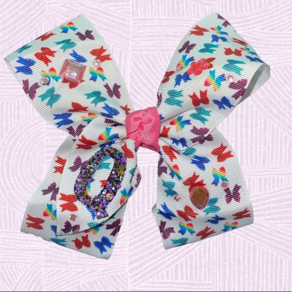 🎀 Handcrafted 5 inch hair bow with glitter letter “Q” ✨